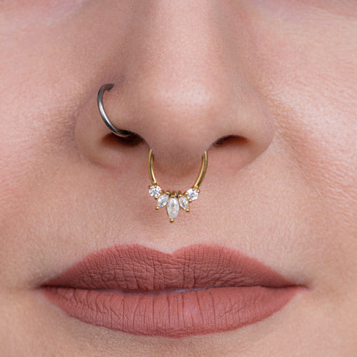 Chirurgischer Stahl ovaler geschlüpfter Juwelen -Septumring 1,2 mm Gauge in Gold mit klaren Edelsteinen