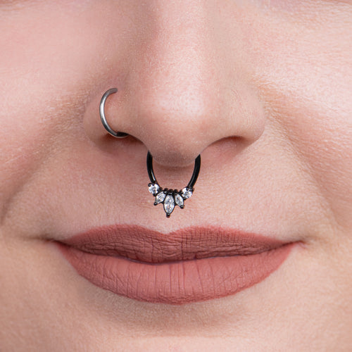 Chirurgischer Stahl ovaler geschlüpfter Juwelen -Septumring 1,2 -mm -gauge in Schwarz mit klaren Edelsteinen