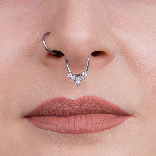 Chirurgischer Stahl ovaler geschlüpfter Juwelen -Septumring 1,2 mm Gauge in Silber mit klaren Edelsteinen