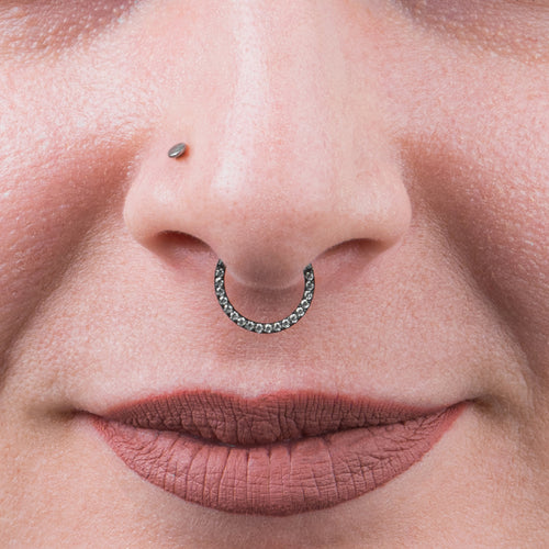 Septumring mit Titanscharnern 1,2 mm in Schwarz mit klaren Edelsteinen