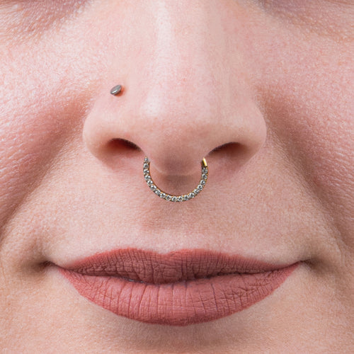 Septumring mit Titanscharnern 1,2 mm in Gold mit klaren Edelsteinen