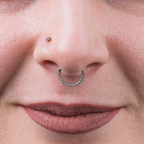 Septumring mit Titanscharnern 1,2 mm in Silber mit klaren Edelsteinen