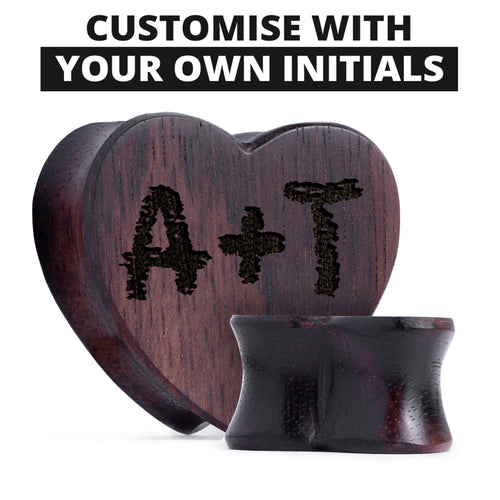Herzförmige Plugs/Messgeräte aus Ebenholz mit Initialen einfügen