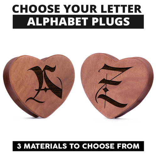 Setzen Sie einzelne, mit Initialen verzierte, herzförmige Saba-Holz Plugs/Messgeräte ein