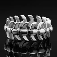 Bague gothique en acier argenté motif colonne vertébrale