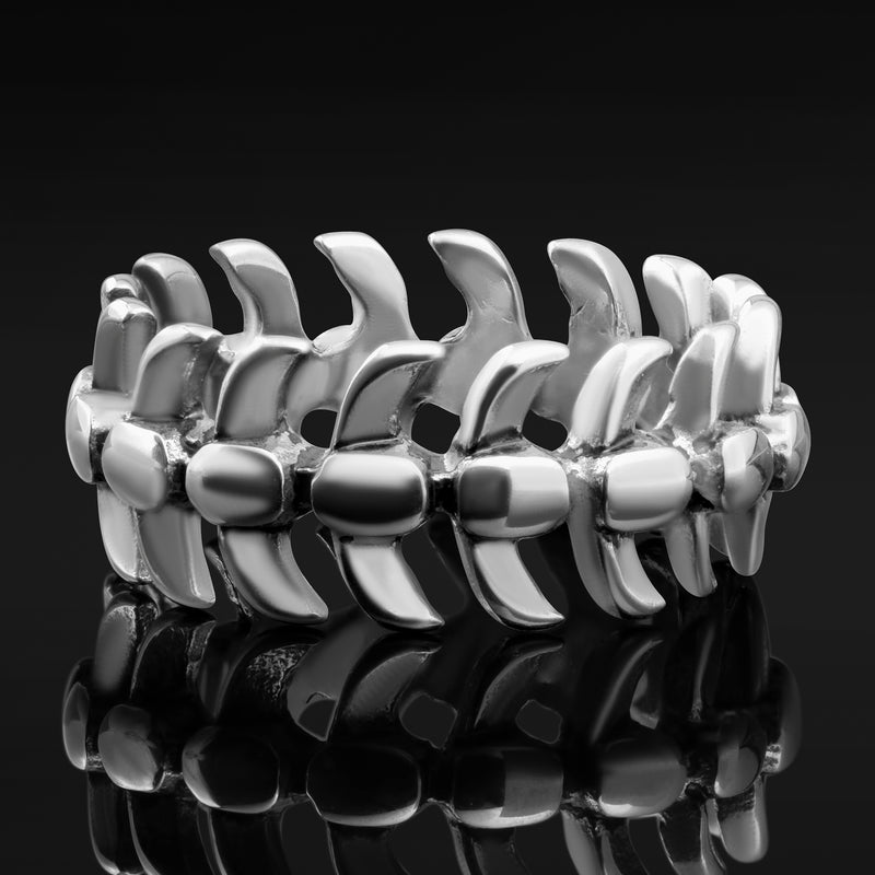 Bague gothique en acier argenté motif colonne vertébrale