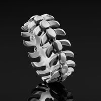 Bague gothique en acier argenté motif colonne vertébrale