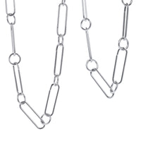Collier chaîne argentée sur fond blanc