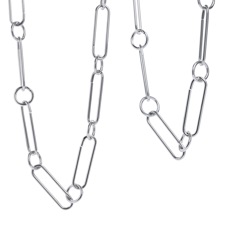 Collier chaîne argentée sur fond blanc
