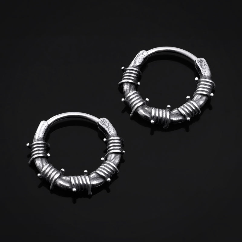 Boucles d'oreilles créoles Huggie, gris canon de fusil, motif fil barbelé, acier 316L