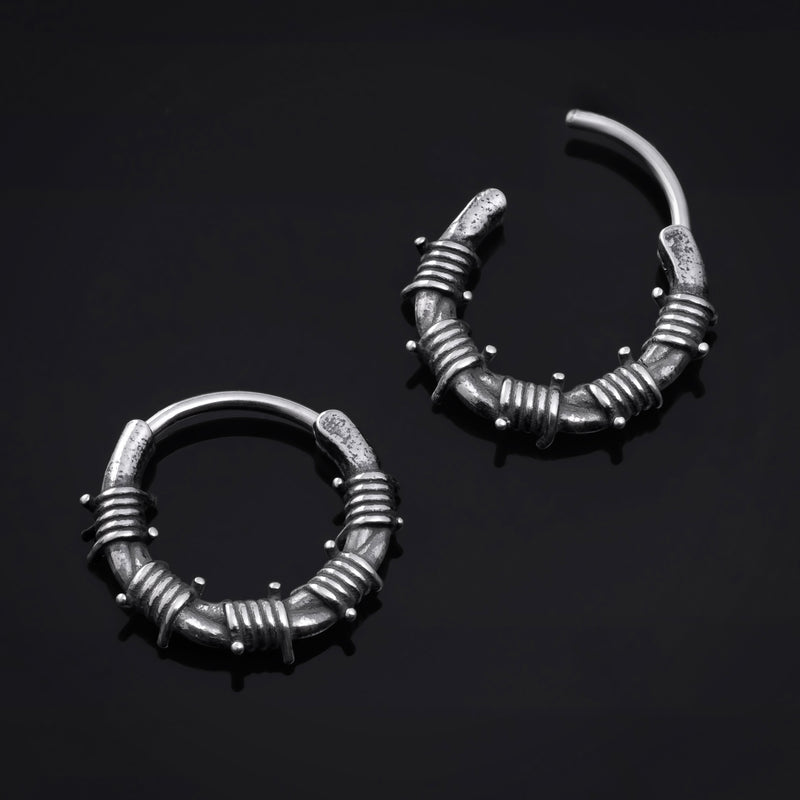 Boucles d'oreilles créoles Huggie, gris canon de fusil, motif fil barbelé, acier 316L
