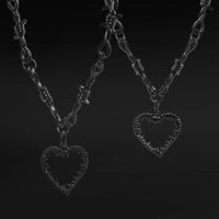 Collier pendentif cœur en fil barbelé noir