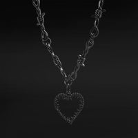 Collier pendentif cœur en fil barbelé noir