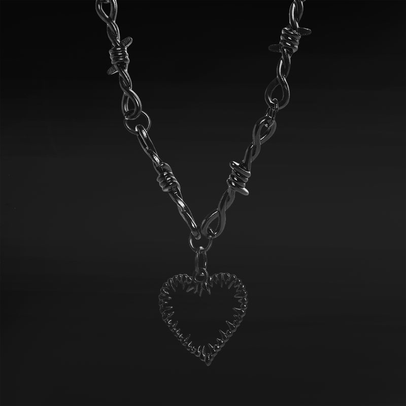 Collier pendentif cœur en fil barbelé noir