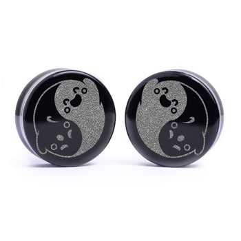 Alternative Tattooed man wearing custom made Opferlamm Plug / Lehre - Saba Holz | Flache Doppelkonische Gesichtsform