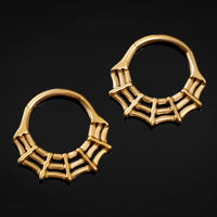 Paire de boucles d’oreilles créoles dorées avec motif de toile sur fond noir