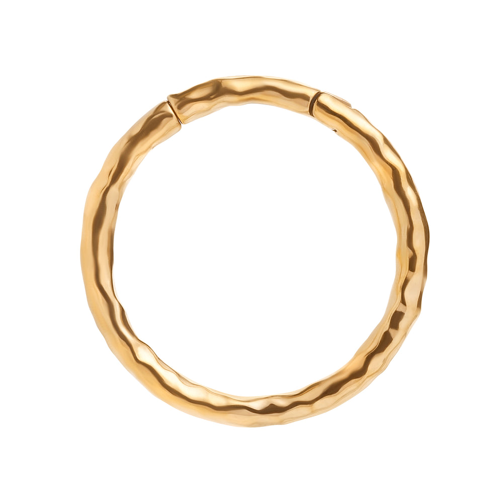 Goldene Ohrhänger aus gehämmertem Stahl (Paar)