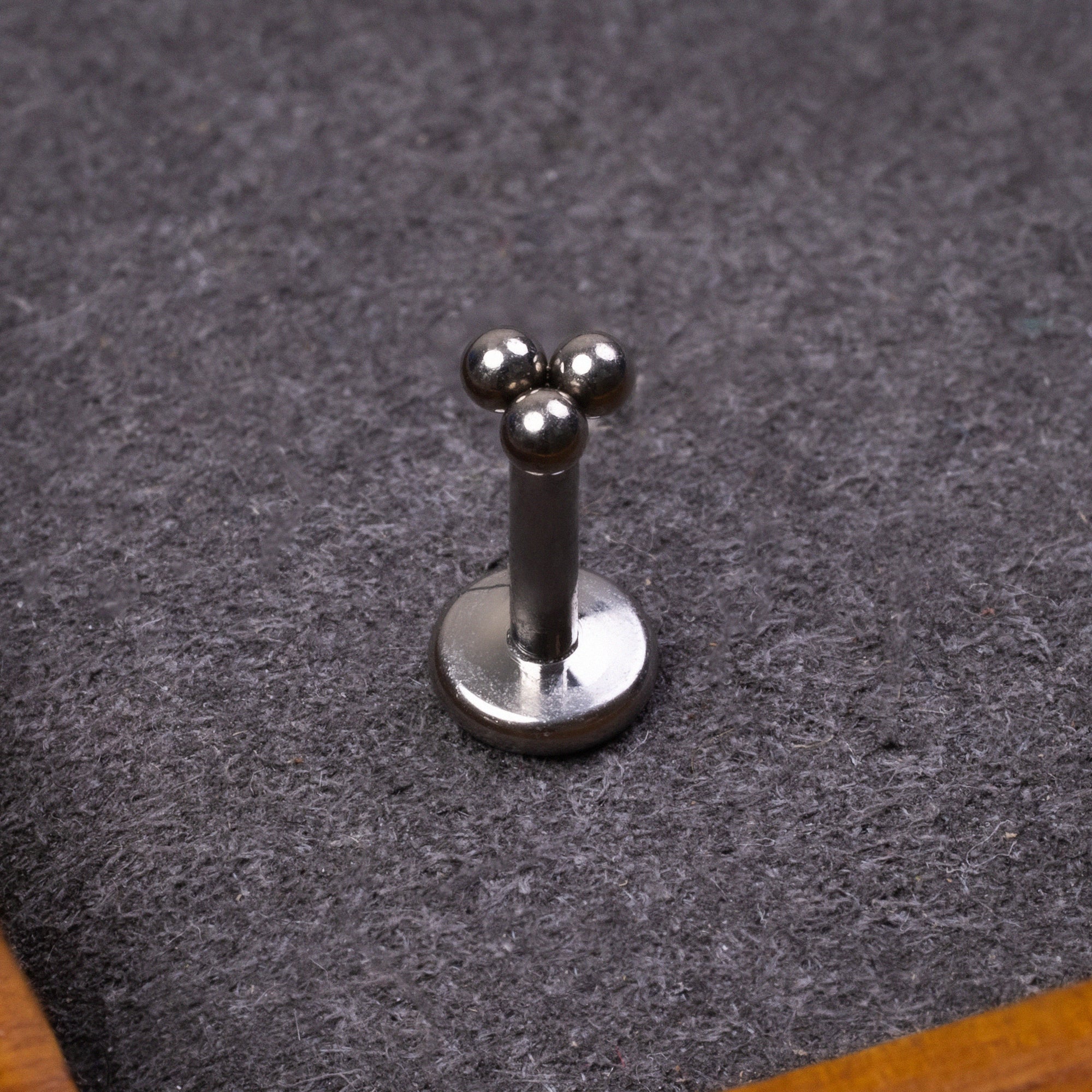Clou Medusa, argent, triple point, filetage interne, titane ASTM F-136
