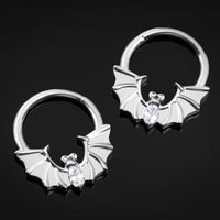 Anneau clicker de septum, argenté, chauve-souris sertie de pierres, titane ASTM F136, 1.2mm
