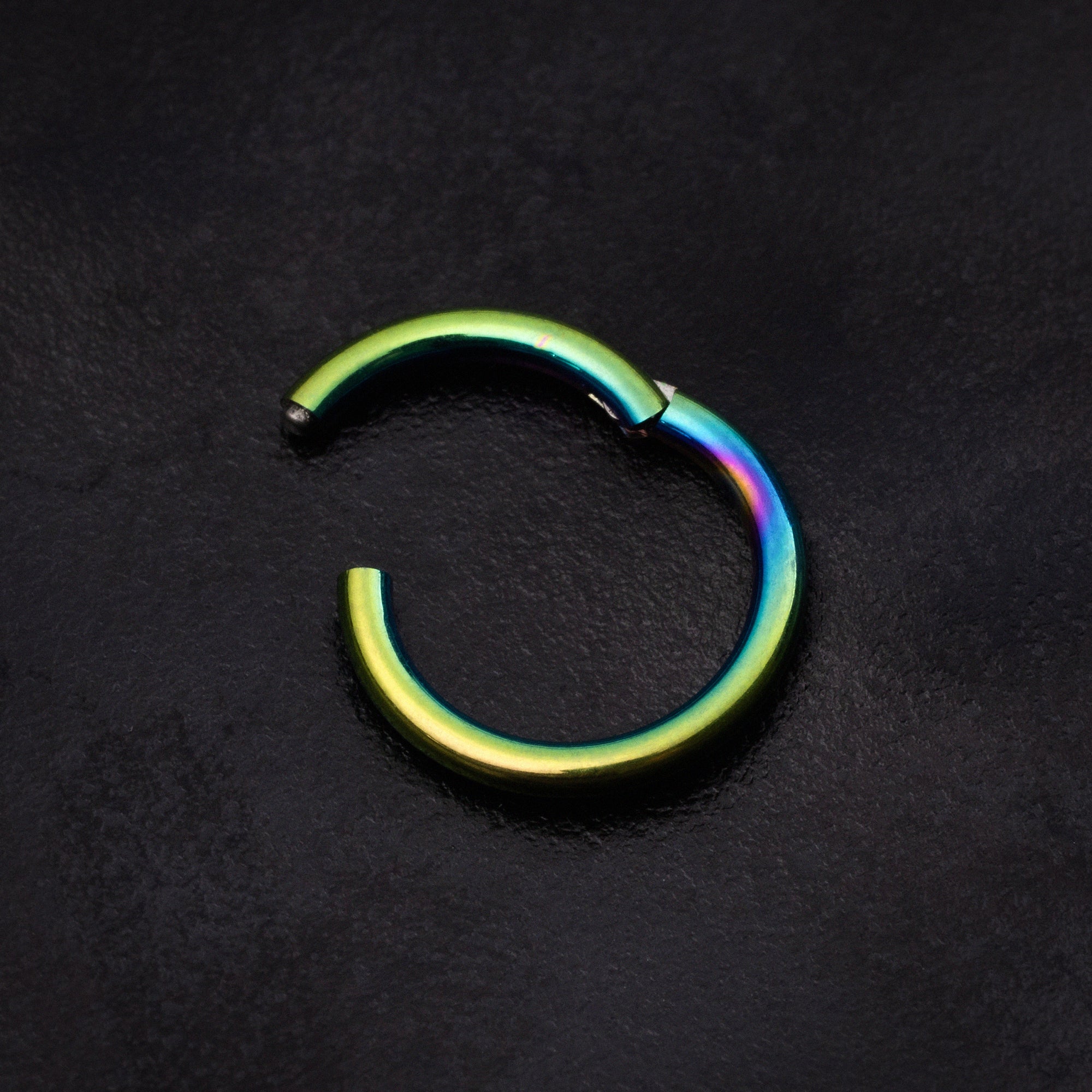 Anneau segment Helix, anodisé arc-en-ciel, titane ASTM F136
