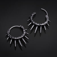 Boucles d’oreilles créoles Huggie, noir brossé, pointes gothiques argentées, acier martelé - la paire