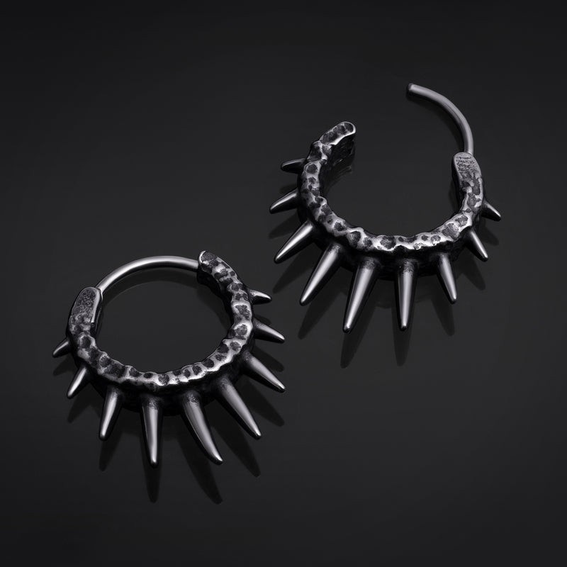Boucles d’oreilles créoles Huggie, noir brossé, pointes gothiques argentées, acier martelé - la paire