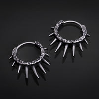 Boucles d’oreilles créoles Huggie, noir brossé, pointes gothiques argentées, acier martelé - la paire