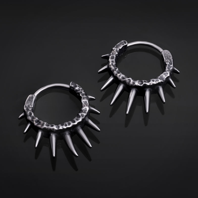 Boucles d’oreilles créoles Huggie, noir brossé, pointes gothiques argentées, acier martelé - la paire