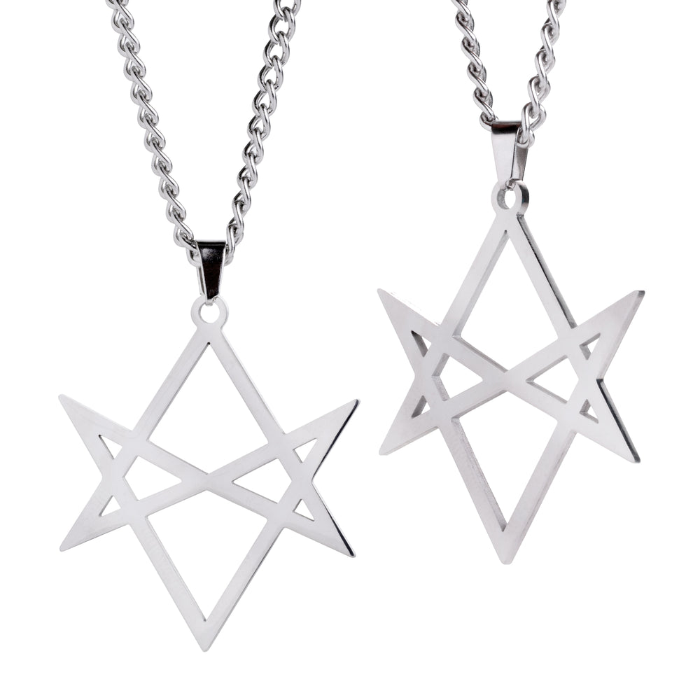 Zwei silberne Hexagramm-Anhängerketten an einer Kette, eine in Vorderansicht und die andere in Seitenansicht.