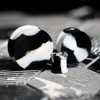 Plug / Gauge d'étirement d'oreille en silicone effet marbre plein blanc & noir