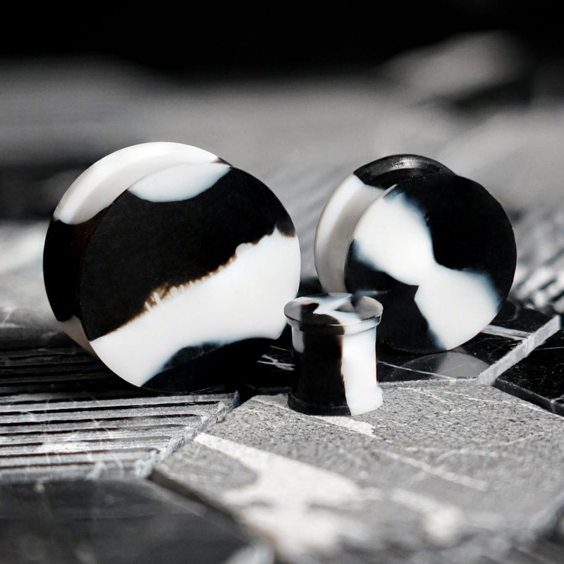 Plug / Gauge d'étirement d'oreille en silicone effet marbre plein blanc & noir