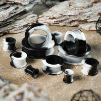 Tunnel d'oreille en silicone effet marbre blanc & noir