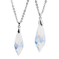 Deux colliers baguette en argent et opalite avec pendentifs goutte facettés sur chaîne en argent, présentés sur fond blanc.