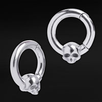 Pendants d'oreille anneau crâne en acier argenté - Paire