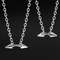 Collier ras-du-cou chaîne avec barre courbée à grosses pointes en acier argenté
