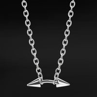 Collier ras-du-cou chaîne avec barre courbée à grosses pointes en acier argenté
