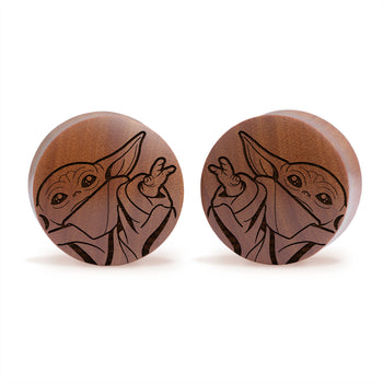 Guy wearing cool Brauner Saba-Holz-Tropfen Holz Ohr Plug / Gauge