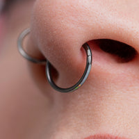 Septum clicker, noir, incrustation opale blanche, titane, 1.2mm