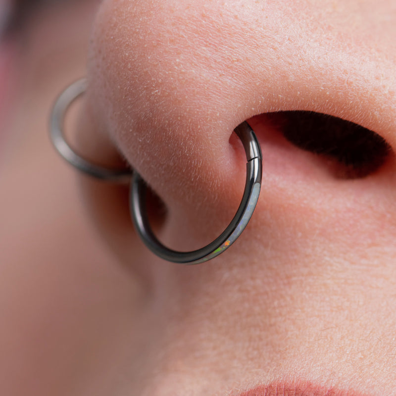 Septum clicker, noir, incrustation opale blanche, titane, 1.2mm