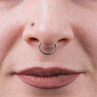 Septum clicker, argent, incrustation opale blanche, titane, 1.2mm