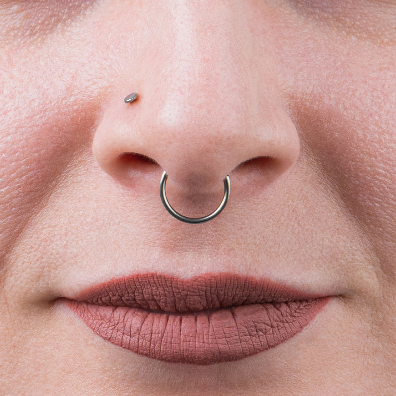 Septum clicker, argent, incrustation opale blanche, titane, 1.2mm