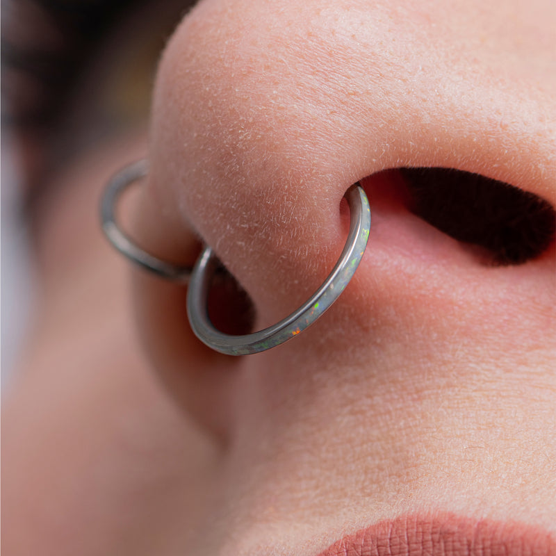 Septum clicker, argent, incrustation opale blanche, titane, 1.2mm